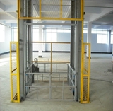Guide rail hydraulic cargo lift with safety steel net cage finishes